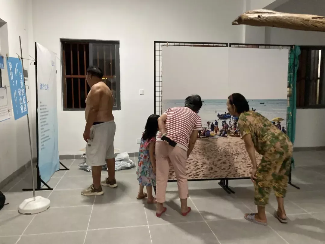 村民参与观展