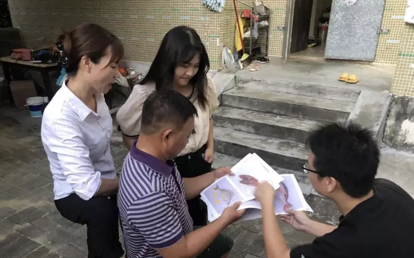 我们在村民家中确认本地鱼类信息